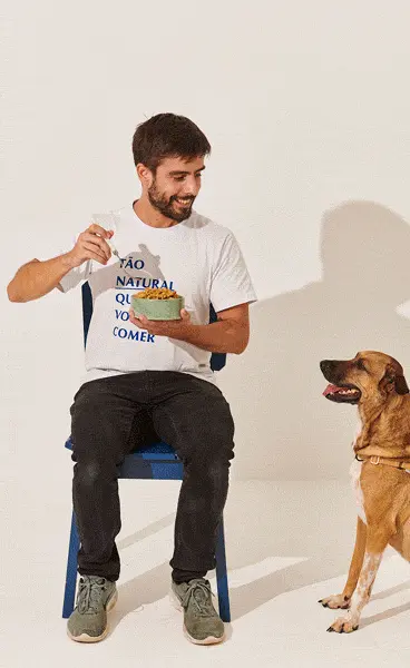 Cachorro feliz comendo alimentação natural A Quinta em ambiente doméstico